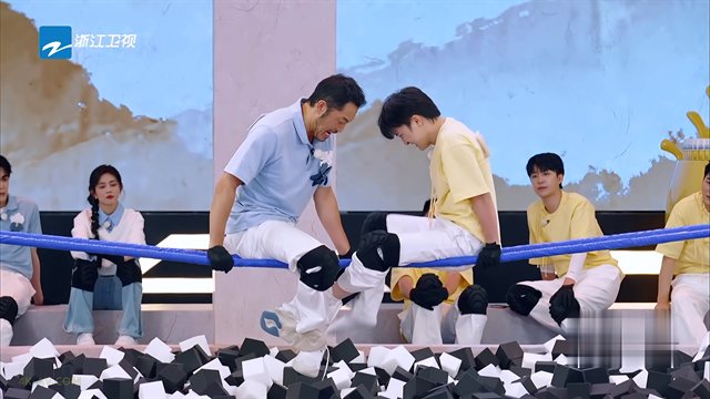 奔跑吧 第9季第8期 曾舜晞抱白鹿男友力爆棚 周深连撕两人名牌